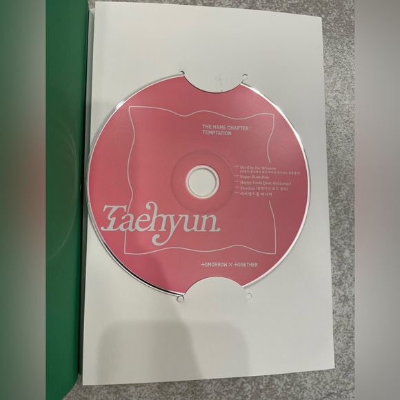 (2) Tomorrow x Together Albums: Lullaby & Angel~Taehyun Version - Picture 4 of 10